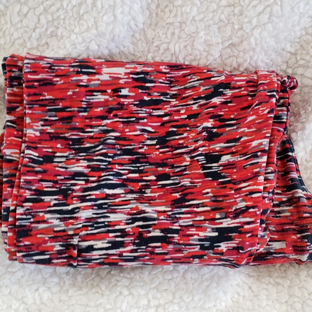 LulaRoe Tall & Curvy pattern butter soft leggings